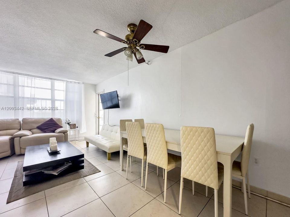 For Sale: $169,500 (1 beds, 1 baths, 873 Square Feet)
