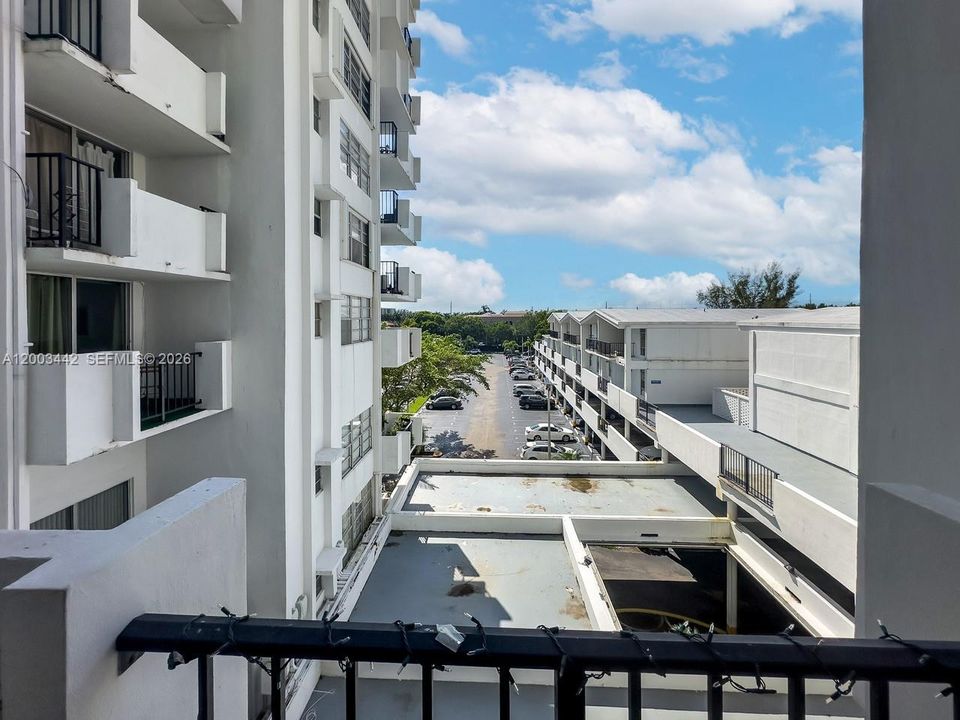 For Sale: $169,500 (1 beds, 1 baths, 873 Square Feet)