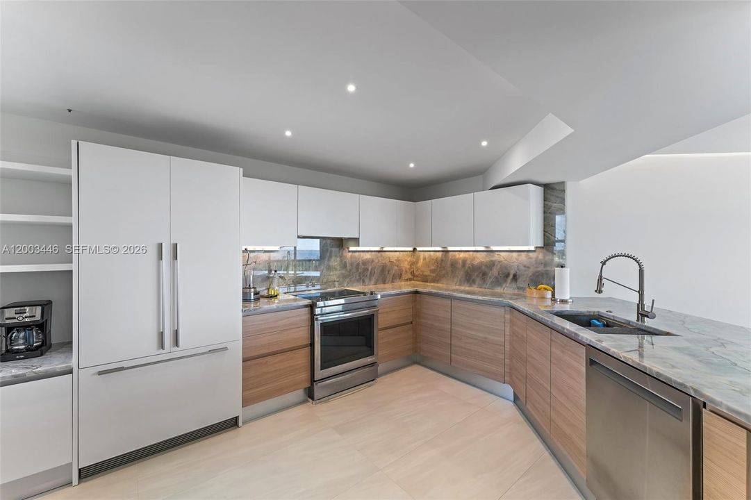 Active With Contract: $3,000 (2 beds, 2 baths, 1437 Square Feet)