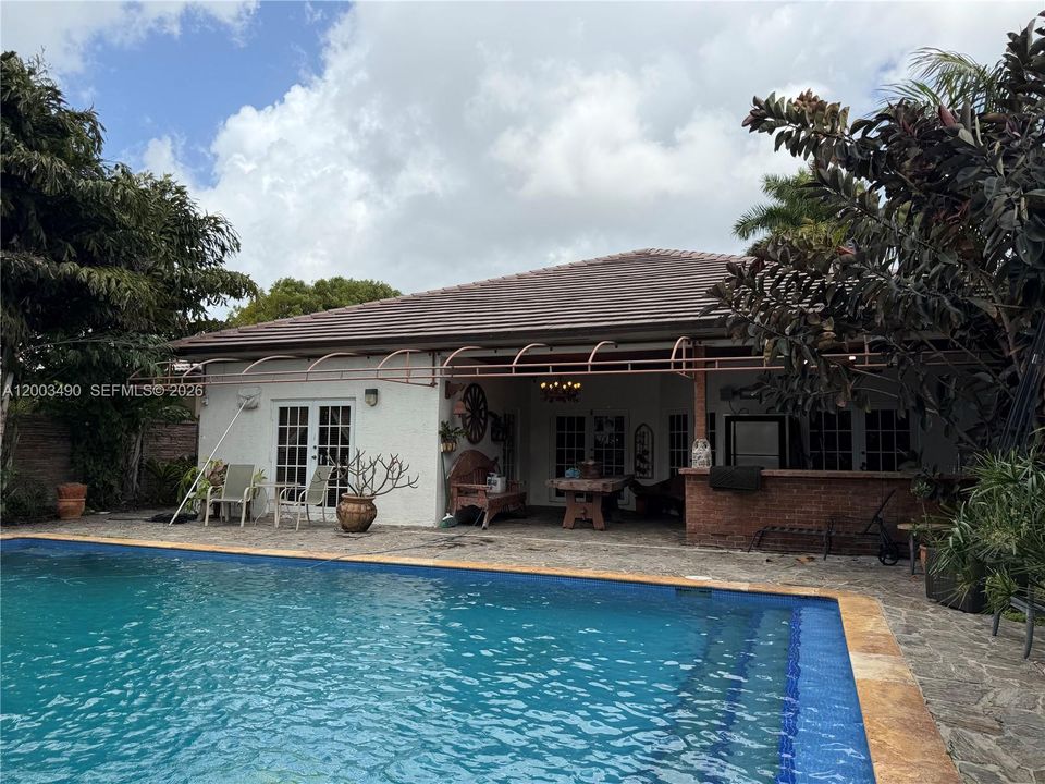 For Sale: $750,000 (3 beds, 2 baths, 1925 Square Feet)