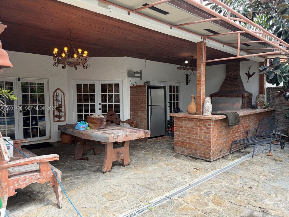 For Sale: $750,000 (3 beds, 2 baths, 1925 Square Feet)