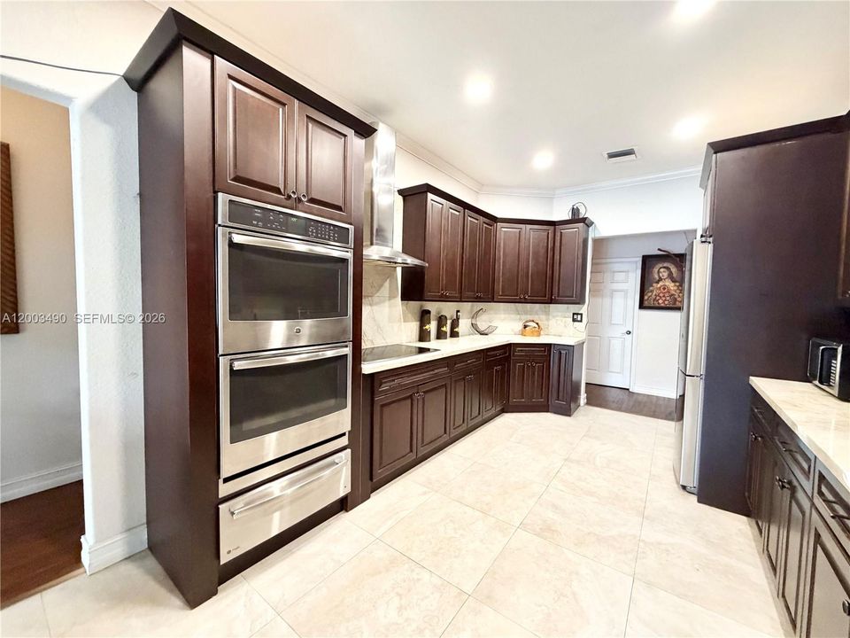 For Sale: $750,000 (3 beds, 2 baths, 1925 Square Feet)