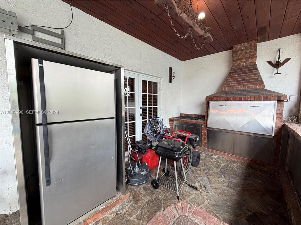For Sale: $750,000 (3 beds, 2 baths, 1925 Square Feet)