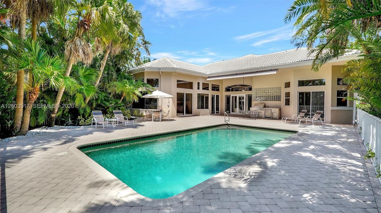 Vendido Recientemente: $1,050,000 (4 camas, 3 baños, 2932 Pies cuadrados)