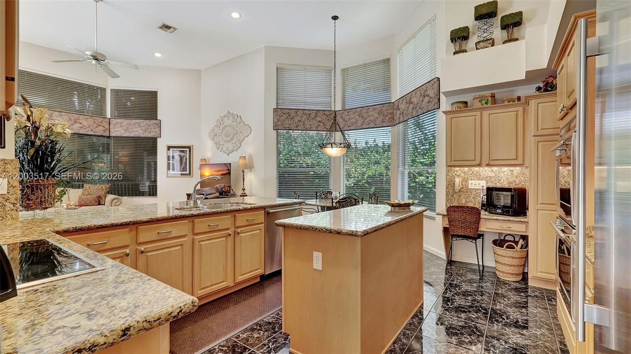 Vendido Recientemente: $1,050,000 (4 camas, 3 baños, 2932 Pies cuadrados)