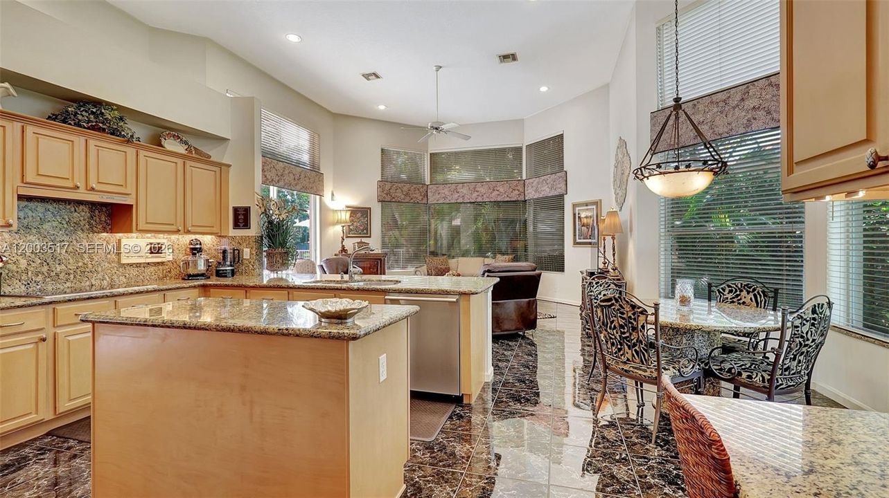 Vendido Recientemente: $1,050,000 (4 camas, 3 baños, 2932 Pies cuadrados)