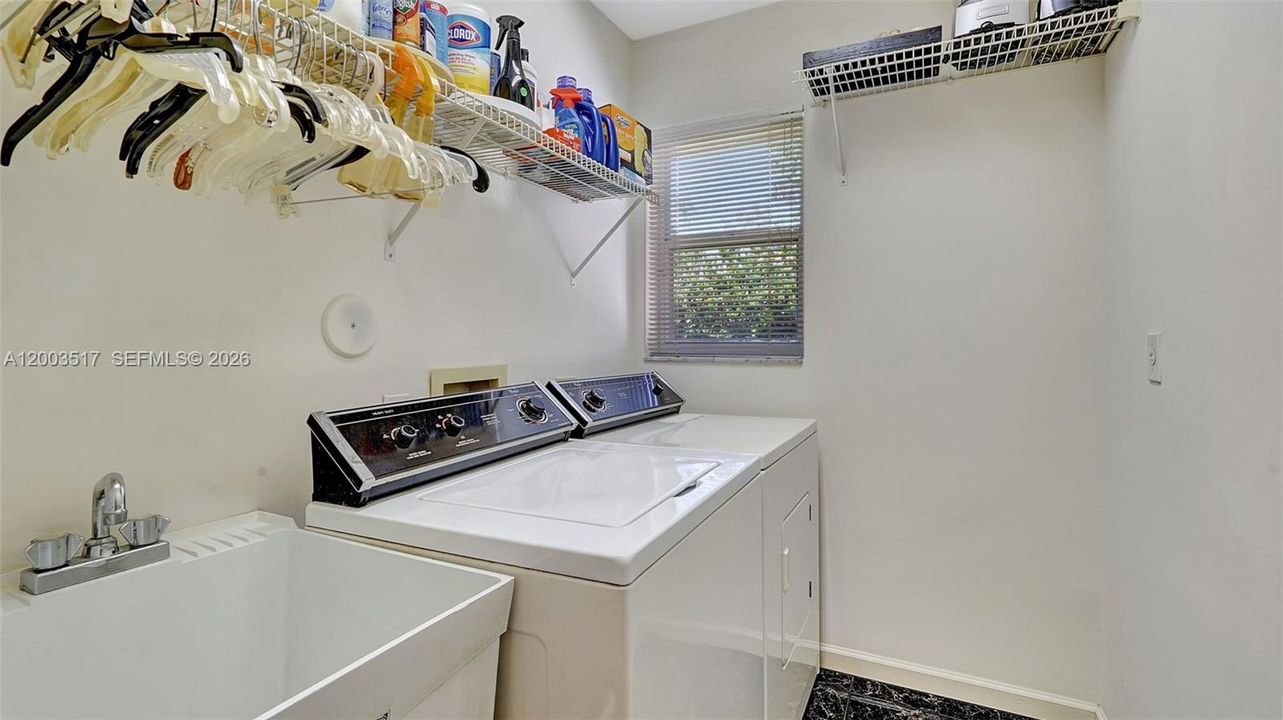 Vendido Recientemente: $1,050,000 (4 camas, 3 baños, 2932 Pies cuadrados)