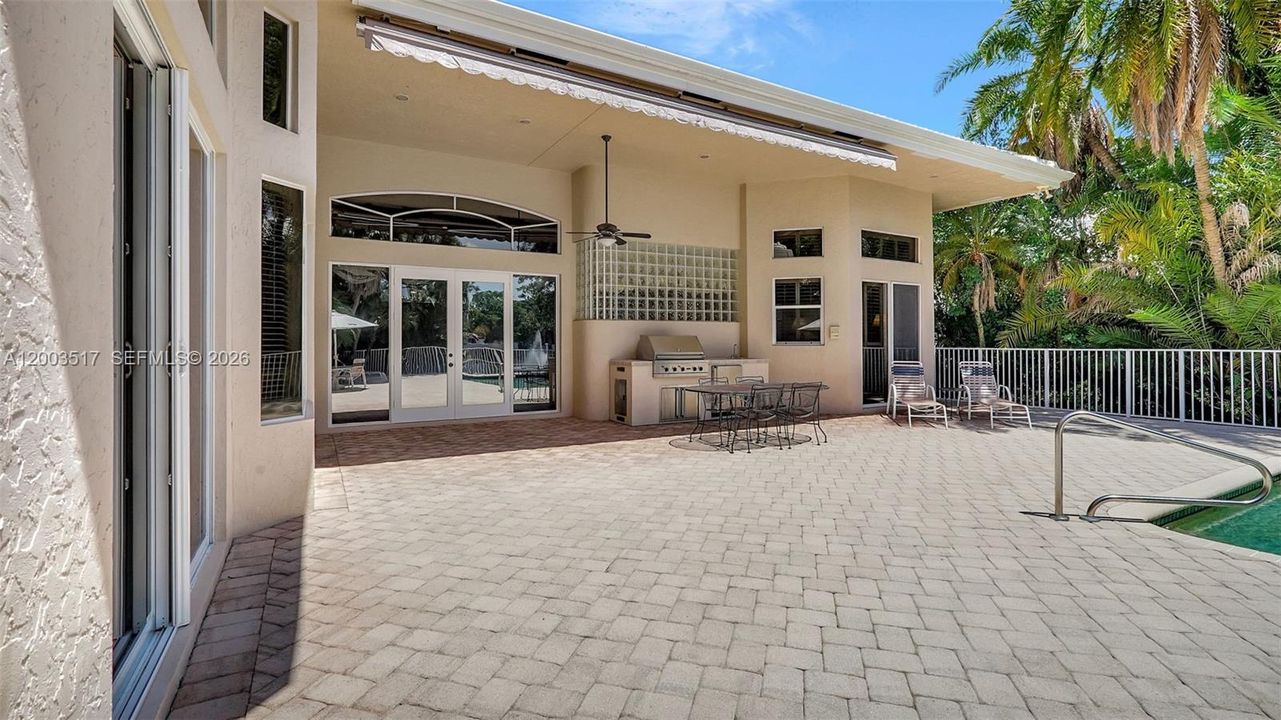 Vendido Recientemente: $1,050,000 (4 camas, 3 baños, 2932 Pies cuadrados)