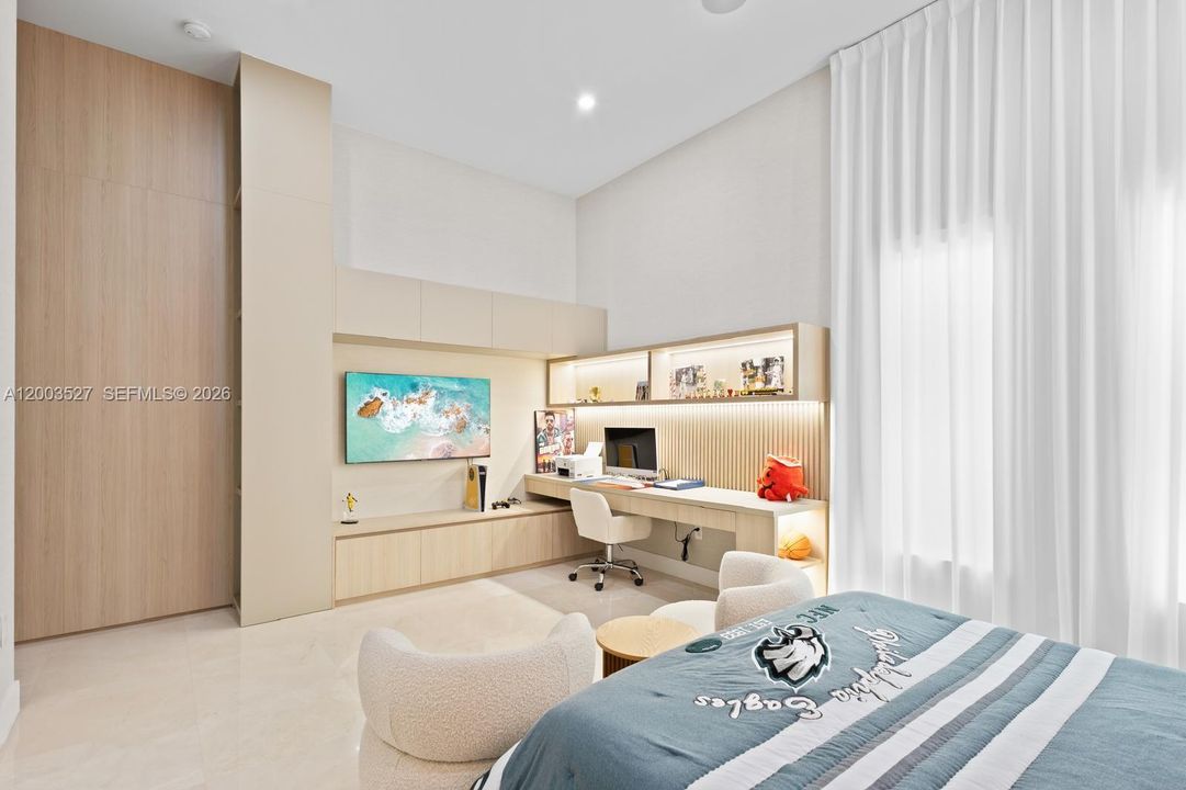 В аренду: $26,000 (6 спален, 5 ванн, 4806 Квадратных фут)