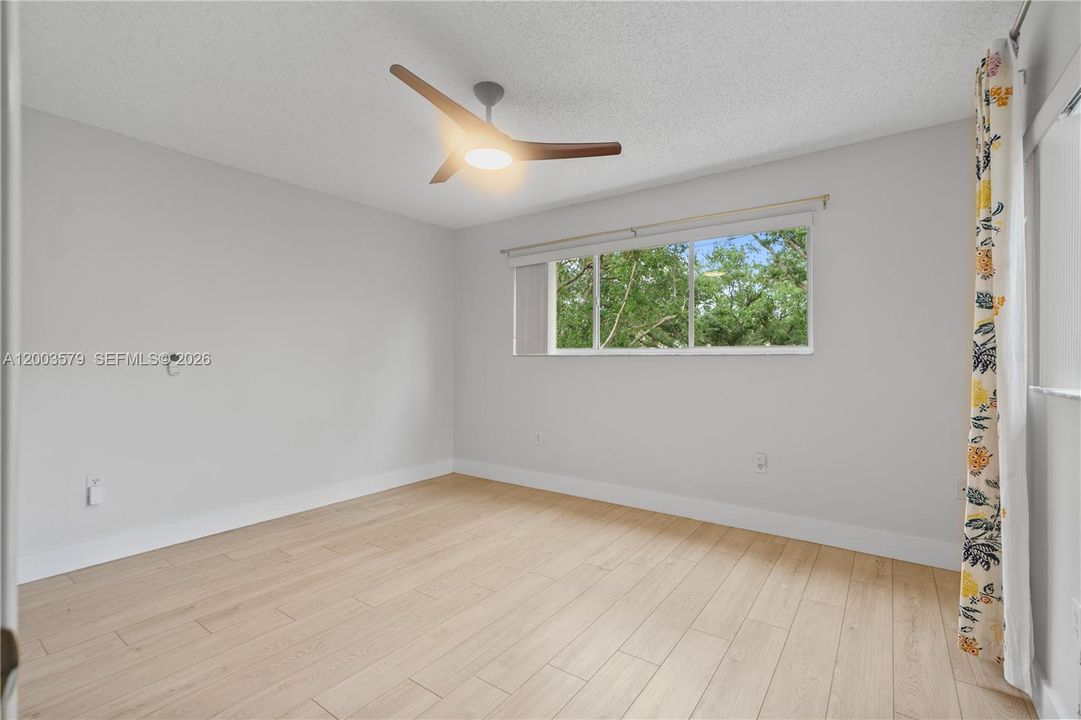 Activo con contrato: $4,500 (3 camas, 2 baños, 2442 Pies cuadrados)