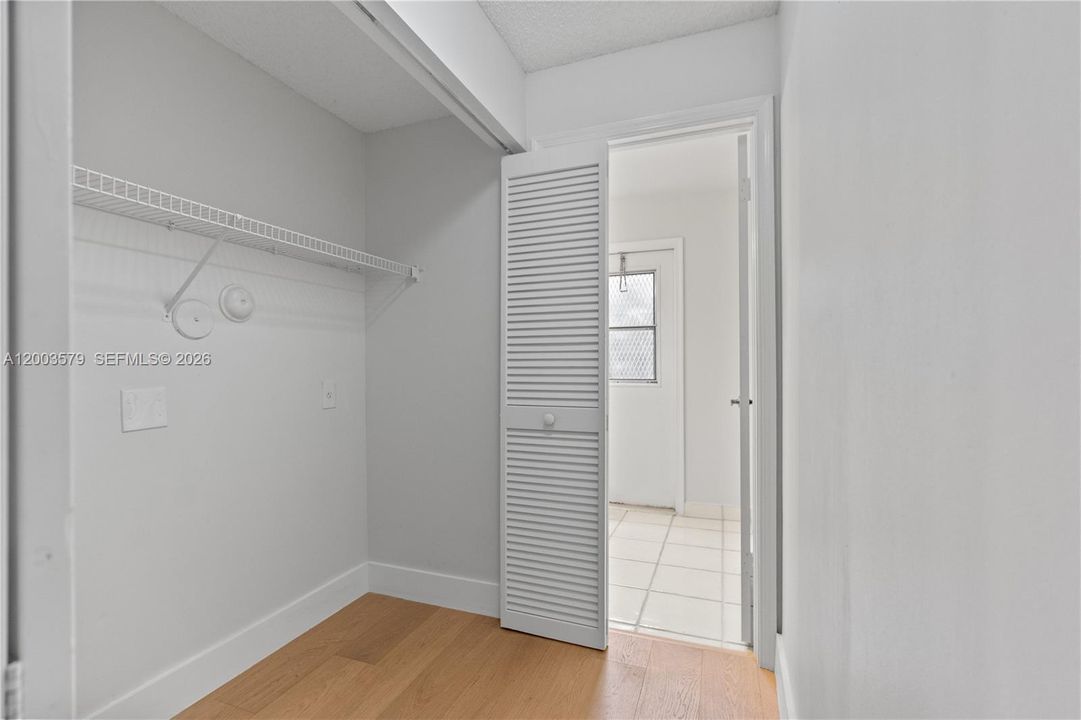 Activo con contrato: $4,500 (3 camas, 2 baños, 2442 Pies cuadrados)