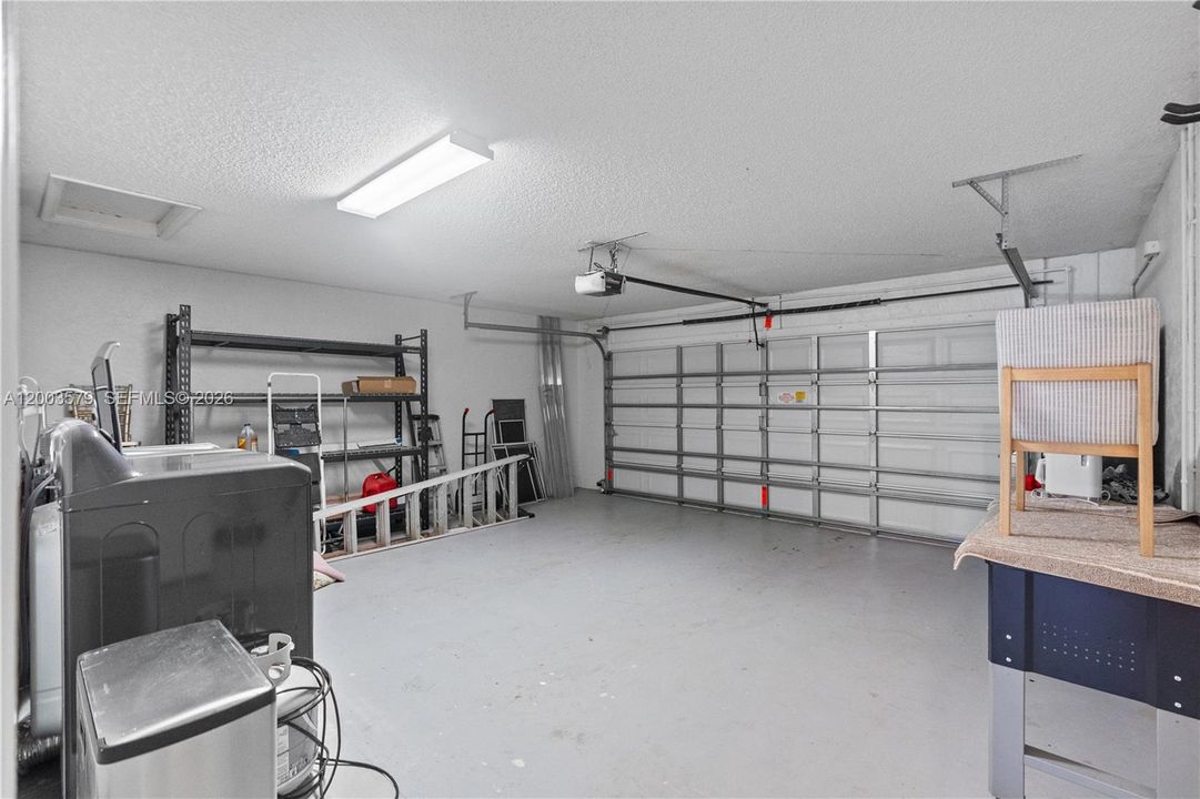Activo con contrato: $4,500 (3 camas, 2 baños, 2442 Pies cuadrados)
