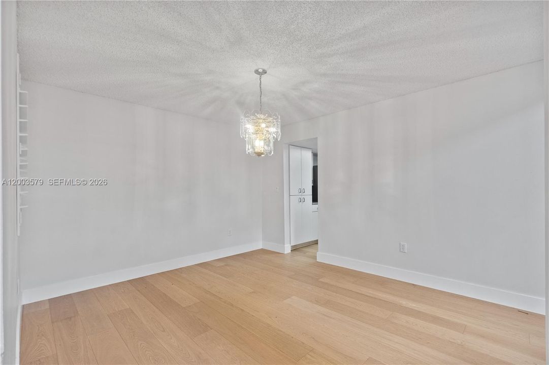 Activo con contrato: $4,500 (3 camas, 2 baños, 2442 Pies cuadrados)