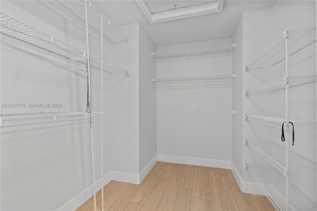 Activo con contrato: $4,500 (3 camas, 2 baños, 2442 Pies cuadrados)