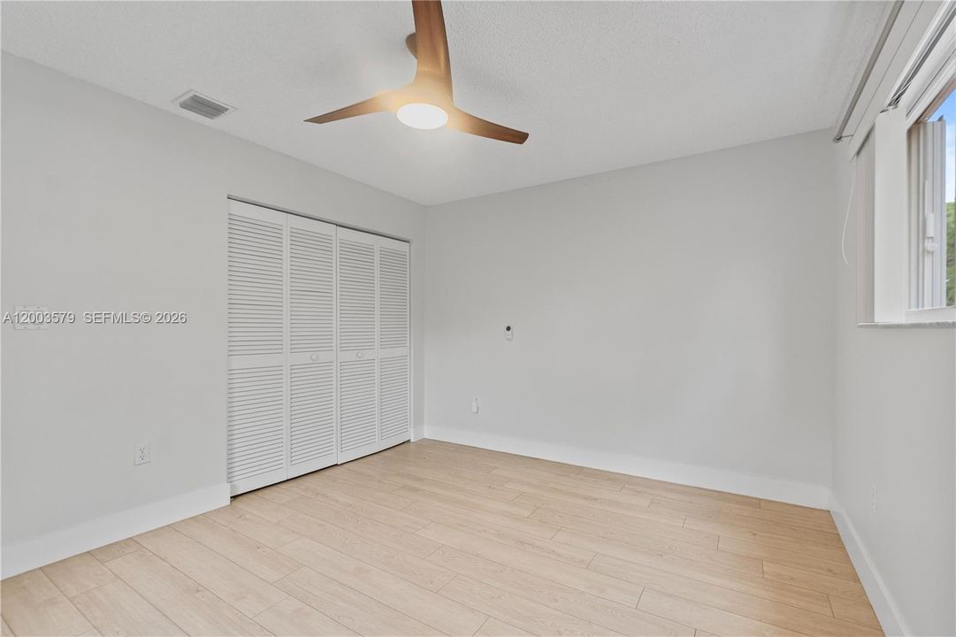 Activo con contrato: $4,500 (3 camas, 2 baños, 2442 Pies cuadrados)