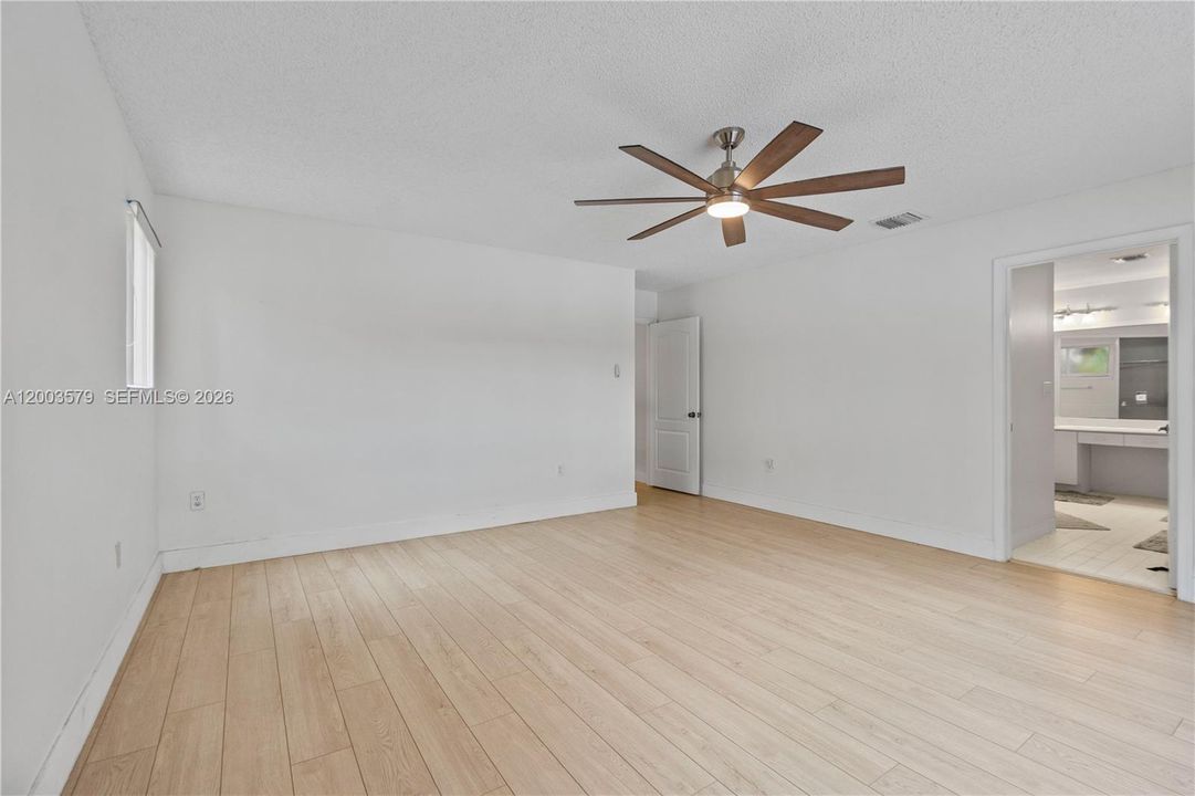 Activo con contrato: $4,500 (3 camas, 2 baños, 2442 Pies cuadrados)