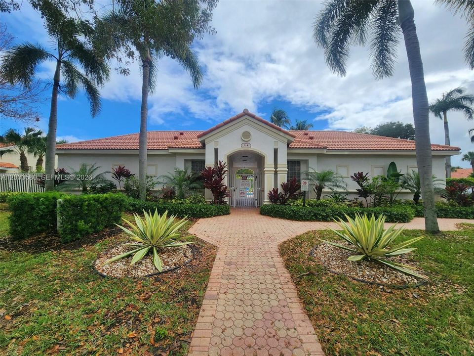 На продажу: $349,900 (2 спален, 2 ванн, 1378 Квадратных фут)