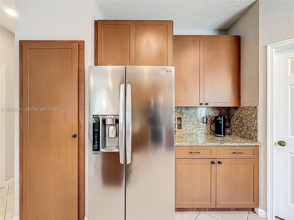 Под контрактом: $825,000 (4 спален, 3 ванн, 1997 Квадратных фут)