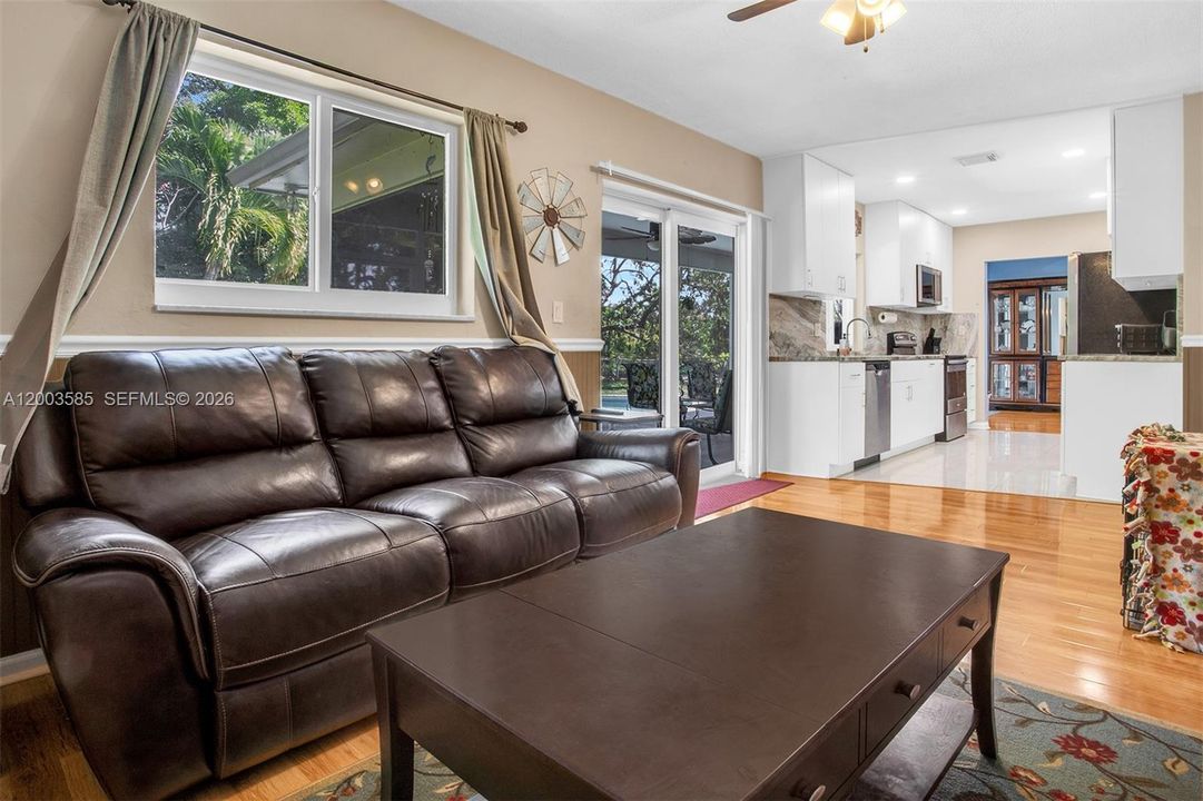 LARGE FAMILY ROOM