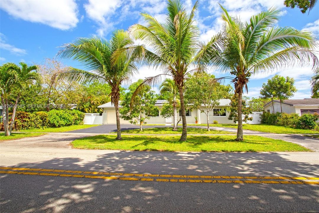 BEAUTIFUL CURB APPEAL OF YOUR HOME