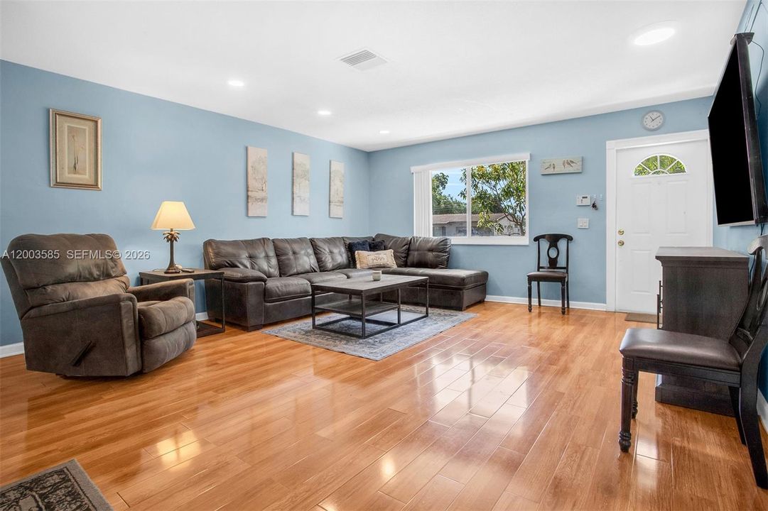 LARGE LIVING ROOM WITH IMPACT WINDOW