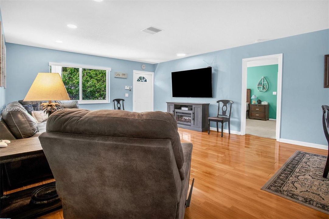 BEAUTIFUL LIVING ROOM