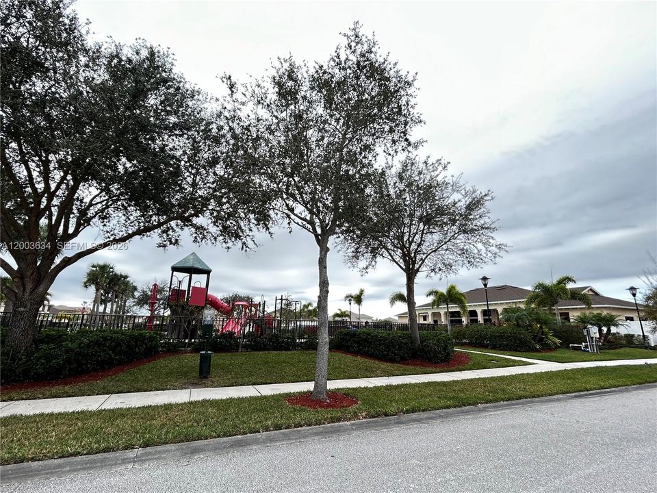 For Rent: $2,600 (3 beds, 3 baths, 1815 Square Feet)