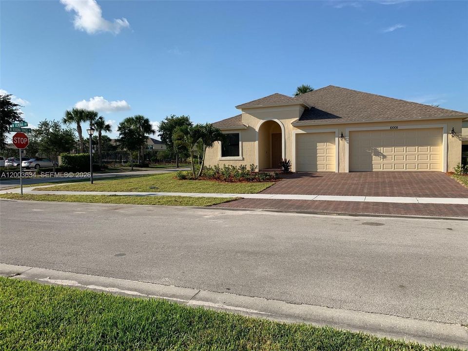 For Rent: $2,600 (3 beds, 3 baths, 1815 Square Feet)
