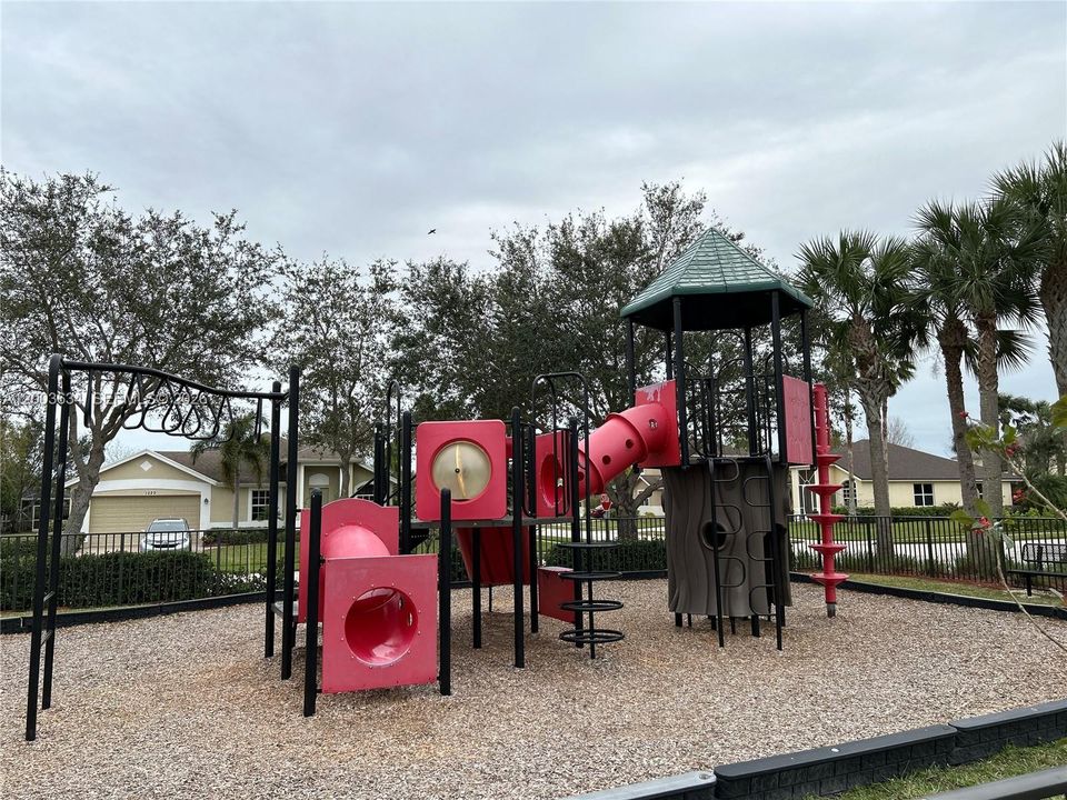 For Rent: $2,600 (3 beds, 3 baths, 1815 Square Feet)