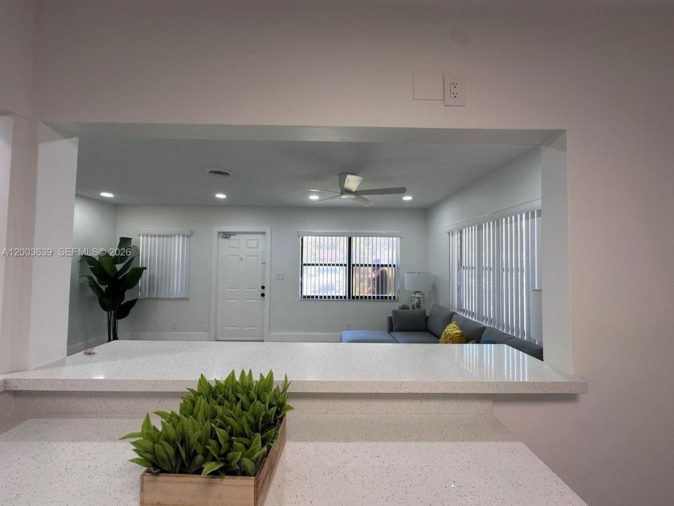 Activo con contrato: $349,900 (3 camas, 2 baños, 1240 Pies cuadrados)