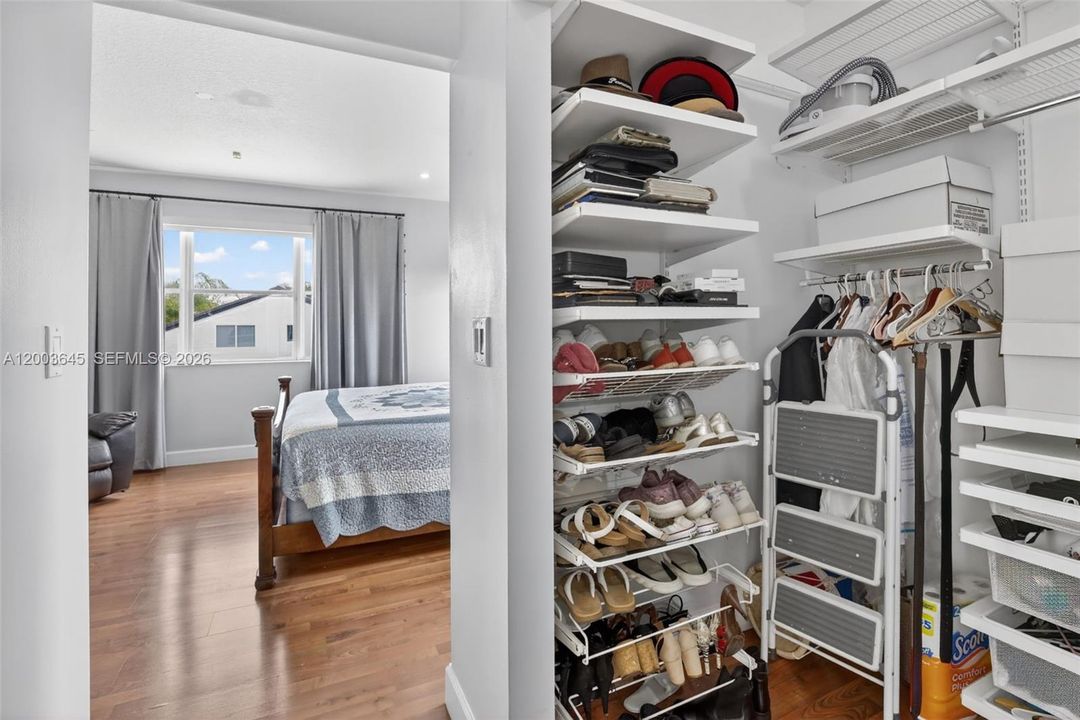 For Sale: $940,000 (5 beds, 3 baths, 2678 Square Feet)