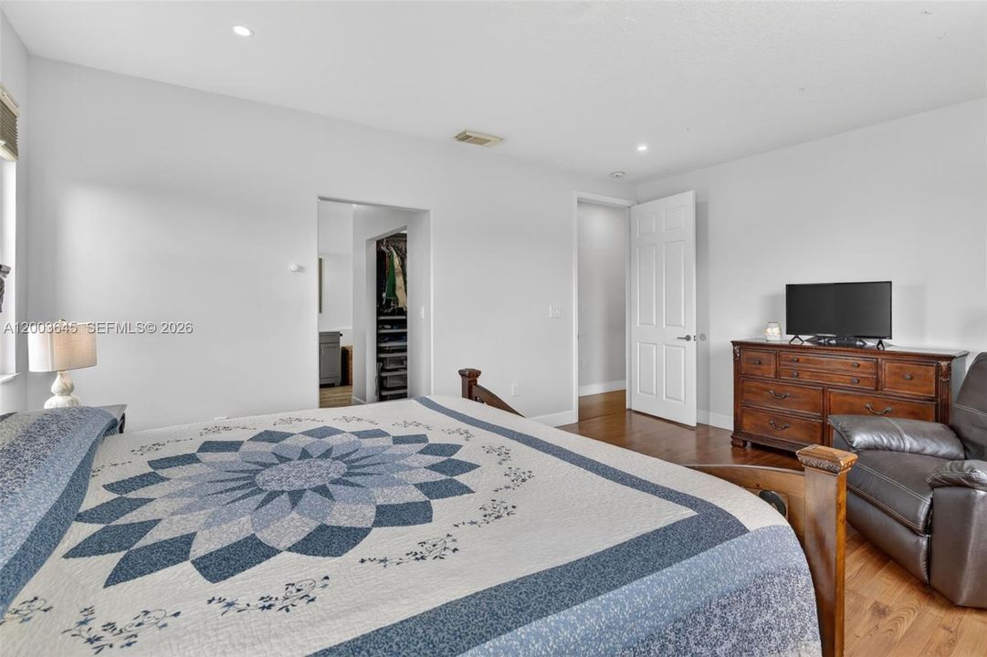 For Sale: $940,000 (5 beds, 3 baths, 2678 Square Feet)