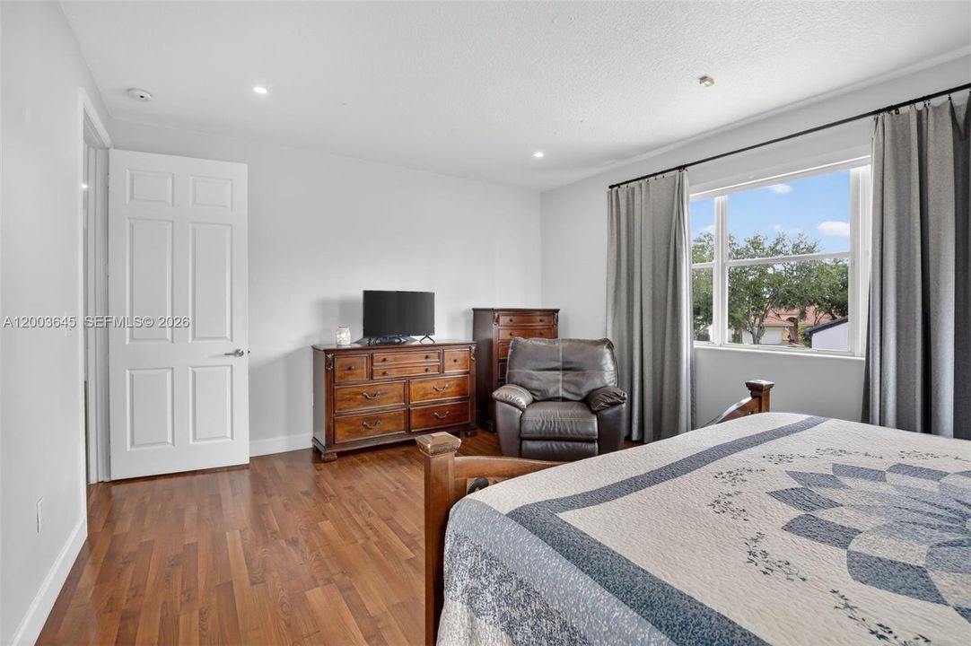 For Sale: $940,000 (5 beds, 3 baths, 2678 Square Feet)