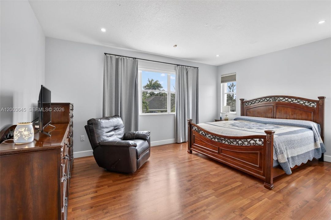 For Sale: $940,000 (5 beds, 3 baths, 2678 Square Feet)