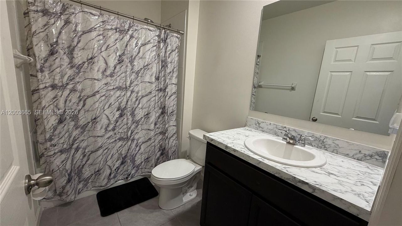 Secondary bathroom w/bathtub