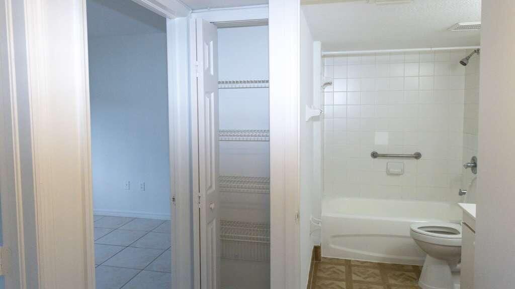 2-hall_bathroom_-_homestead