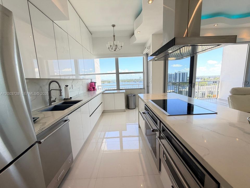 For Sale: $474,900 (2 beds, 2 baths, 1565 Square Feet)