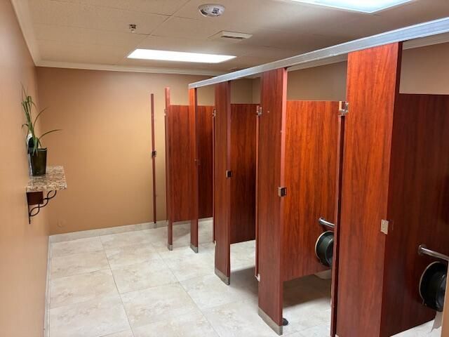 ladiesroom2