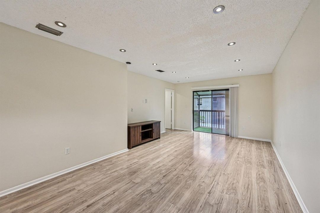 6-web-or-mls-Shakerwood Cir 203-S1804-00