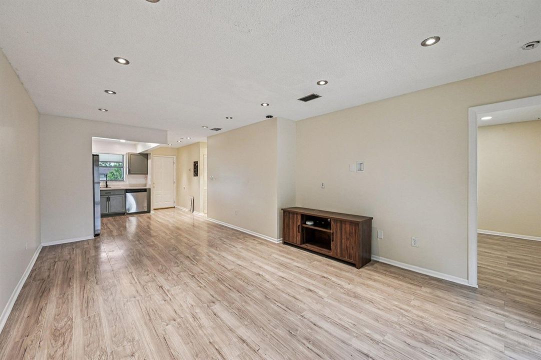 7-web-or-mls-Shakerwood Cir 203-S1804-00