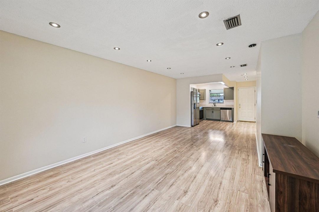 8-web-or-mls-Shakerwood Cir 203-S1804-00
