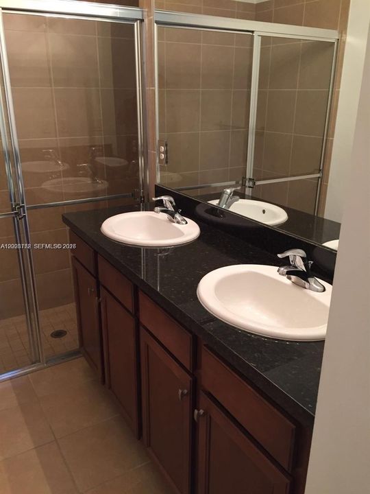Activo con contrato: $2,350 (2 camas, 2 baños, 1040 Pies cuadrados)