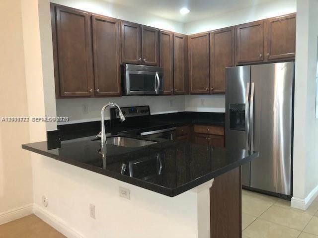 Activo con contrato: $2,350 (2 camas, 2 baños, 1040 Pies cuadrados)