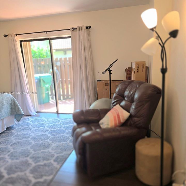合同活跃: $369,000 (2 贝兹, 1 浴室, 1010 平方英尺)