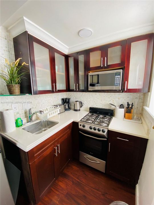 For Sale: $385,000 (1 beds, 1 baths, 410 Square Feet)