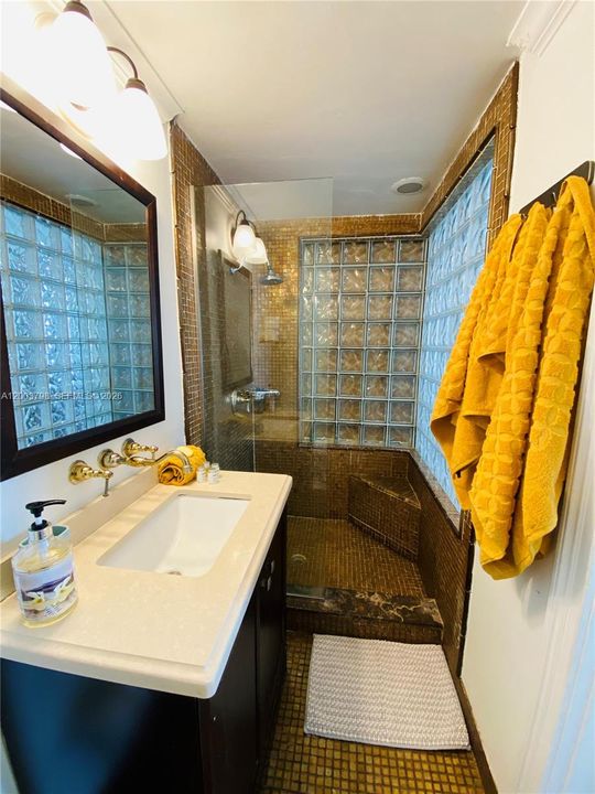 For Sale: $385,000 (1 beds, 1 baths, 410 Square Feet)
