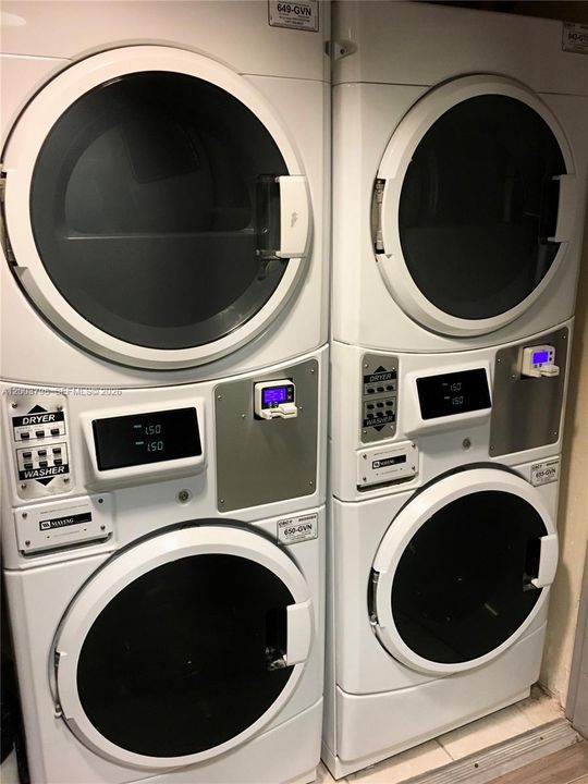 For Sale: $385,000 (1 beds, 1 baths, 410 Square Feet)