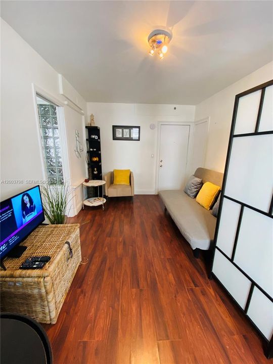 For Sale: $385,000 (1 beds, 1 baths, 410 Square Feet)