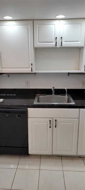 For Sale: $150,000 (1 beds, 1 baths, 740 Square Feet)