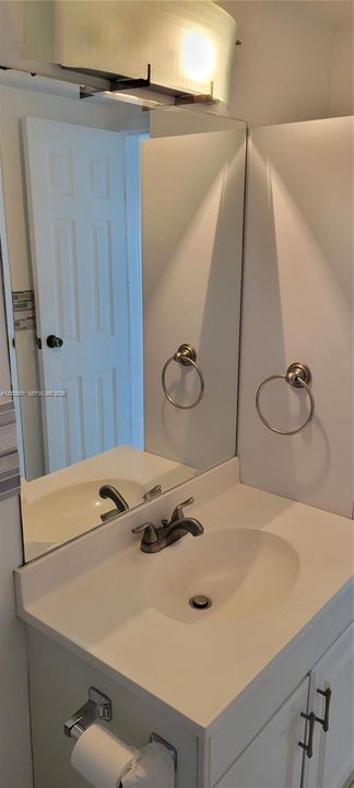For Sale: $150,000 (1 beds, 1 baths, 740 Square Feet)
